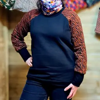 Sudadera ecológica Bea en algodón orgánico negro con mangas estampadas