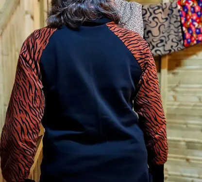 Sudadera ecológica Bea en algodón orgánico negro con mangas estampadas, espalda