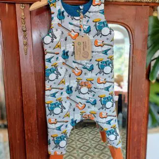 peto de guitarras y baterías en azul y naranja