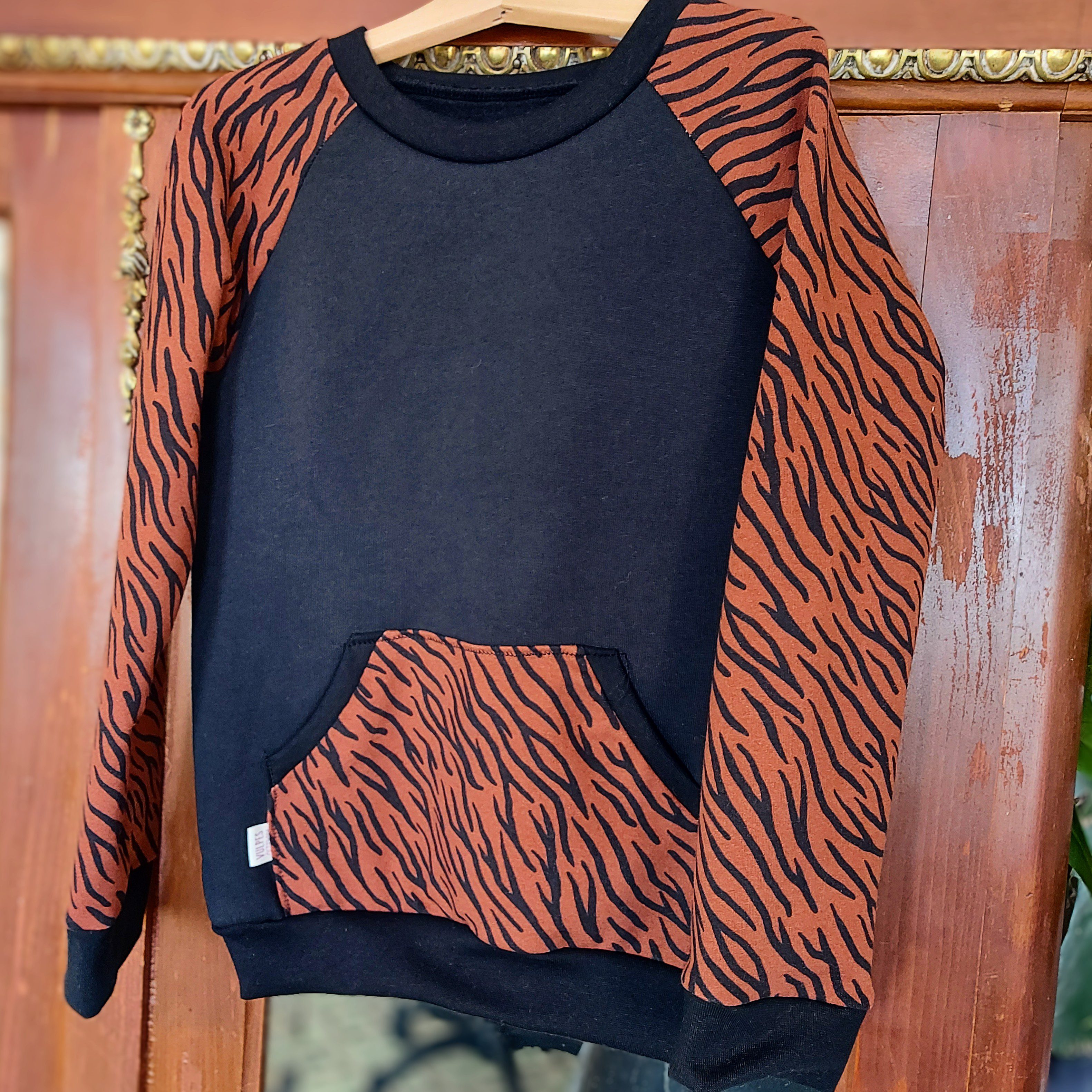 Sudadera ecológica Bea en algodón orgánico negro con mangas y bolsillo estampados